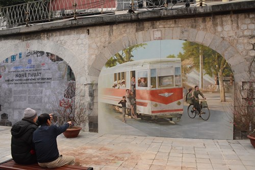 Ngắm bích họa trên phố Phùng Hưng